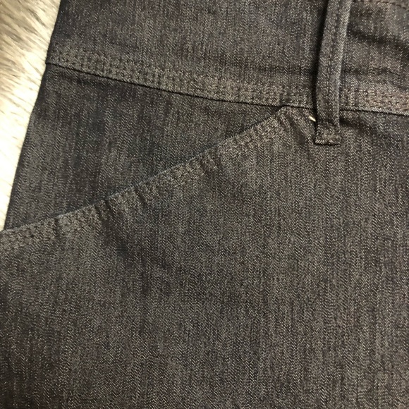 Ladies 6 Petite Capri Denim, Just below the waist by Lee. - Picture 3 of 7